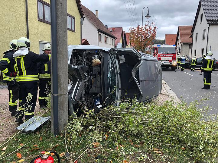 Auf einer Kreuzung stößt das Kleinalarmfahrzeug der Nürnberger Feuerwehr mit einem Audi A4 zusammen.