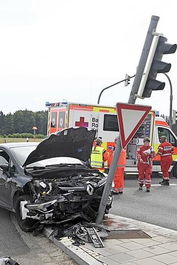 Die Bilder vom Verkehrsunfall auf der Bundesstraße 12 bei Hohenlinden.