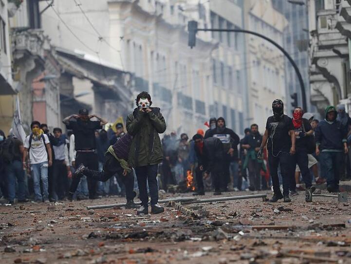 Ecuadors Präsident Moreno hat wegen Protesten gegen Preiserhöhungen bei Treibstoffen den Ausnahmezustand in dem südamerikanischen Land ausgerufen.