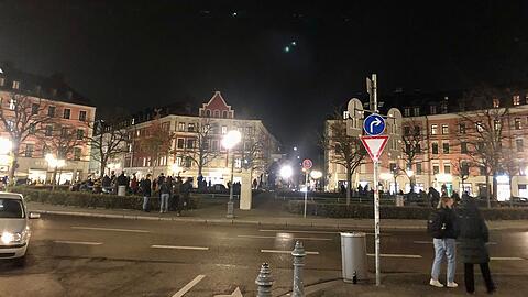 Gemütliches Beisammensein am Gärtnerplatz– so weit das eben bei Kälte und Abstandsregeln möglich ist.
