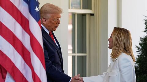Die US-Zollpolitik war eines der Hauptthemen bei Treffen von Italiens Ministerpräsidentin Meloni und US-Präsident Trump in Washington.