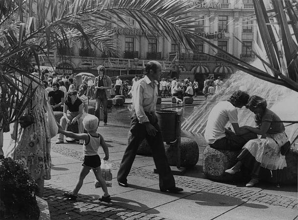 Der Springbrunnen am Stachus, hier 1982, ist bis heute ein beliebter Treffpunkt. Früher fuhren genau hier Autos und Tram. Der Springbrunnen am Stachus, hier 1982, ist bis heute ein beliebter Treffpunkt. Früher fuhren genau hier Autos und Tram.