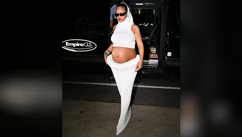 Rihanna zog mit diesem weißen Zweiteiler alle Blicke auf sich.