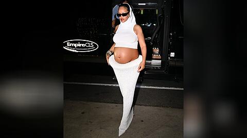 Rihanna zog mit diesem weißen Zweiteiler alle Blicke auf sich.