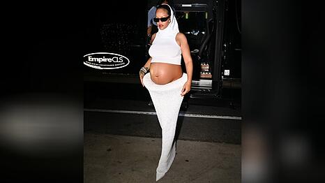 Rihanna zog mit diesem weißen Zweiteiler alle Blicke auf sich.