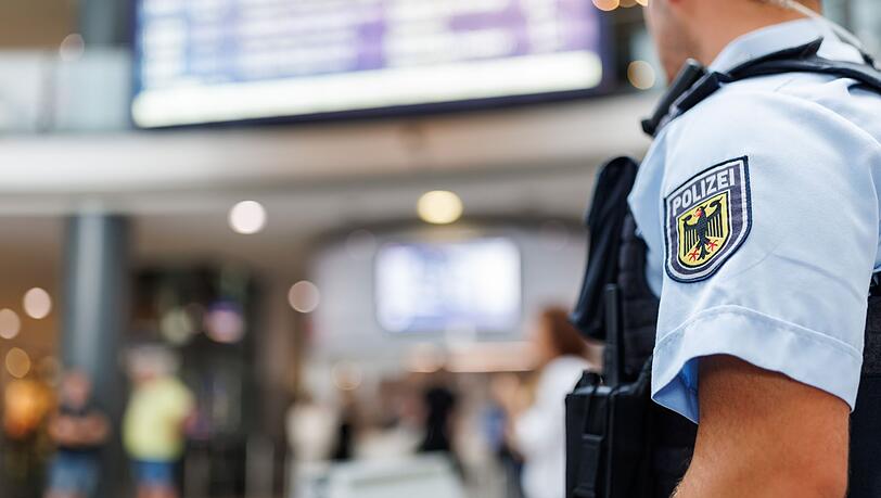 In der Haupthalle des Nürnberger Hauptbahnhofs griff ein 43-Jähriger mehrere Reisende an. (Symbolbild) In der Haupthalle des Nürnberger Hauptbahnhofs griff ein 43-Jähriger mehrere Reisende an. (Symbolbild)