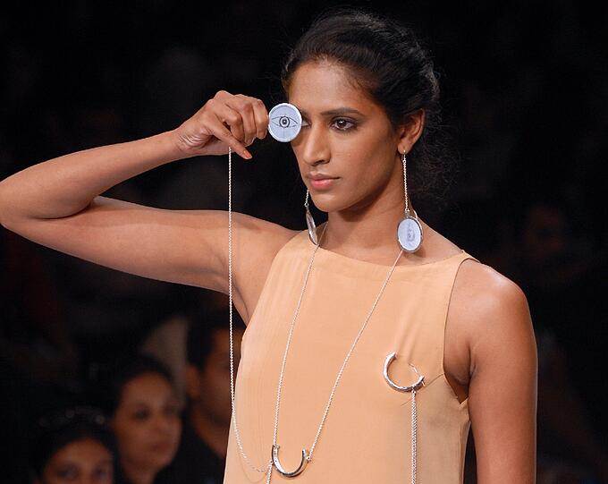 Fashion Week in der indischen Hafenmetropole Mumbai: Manche Kreationen sehen aus, als kämen sie von einem anderen Planeten. Der Stil bewegt sich in gewagter Weise zwischen Lady Gaga, Star Wars und Minnie Maus.