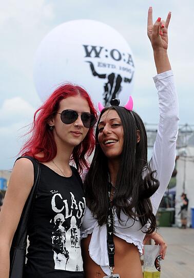 Wet T-Shirts, wilde Rocker, schräge Outfits: So verrückt war das Wacken-Festival 2011. Wir zeigen die besten Bilder. Einfach weiterklicken!