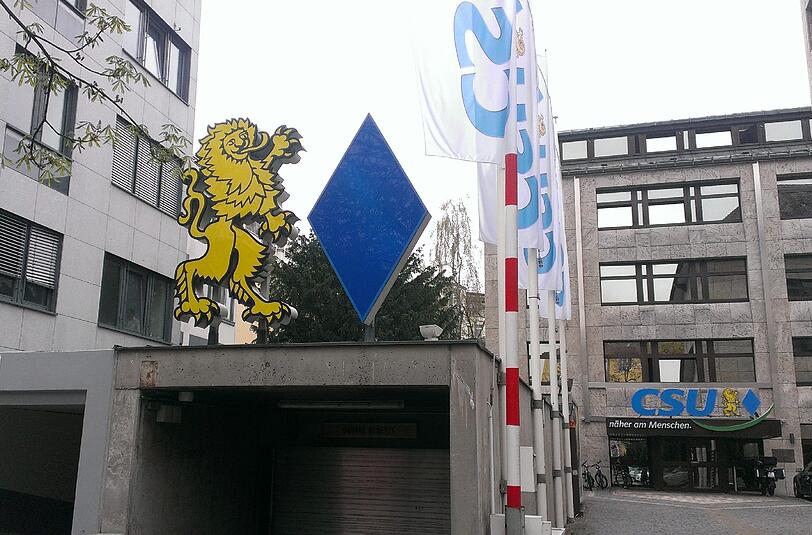 Immer wieder tauchen Löwen auf - der erste vor der CSU-Zentrale in der Nymphenburger Straße.