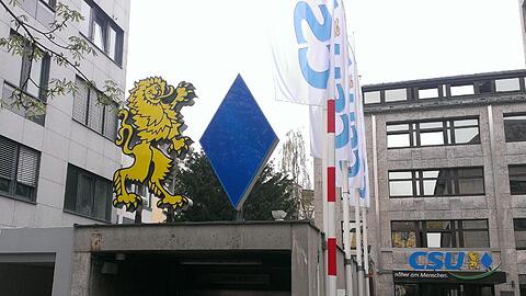 Immer wieder tauchen Löwen auf - der erste vor der CSU-Zentrale in der Nymphenburger Straße.