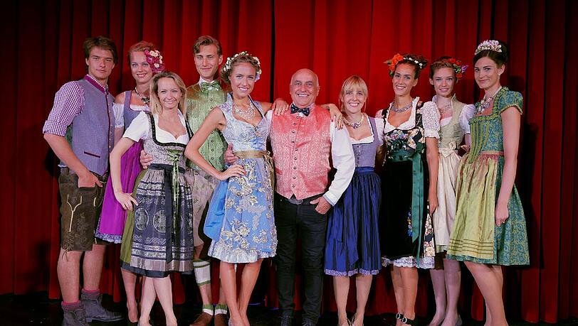Trachten-Tycoon Axel Munz (M.) mit seinen Models, darunter Alena Gerber (l.). Trachten-Tycoon Axel Munz (M.) mit seinen Models, darunter Alena Gerber (l.).