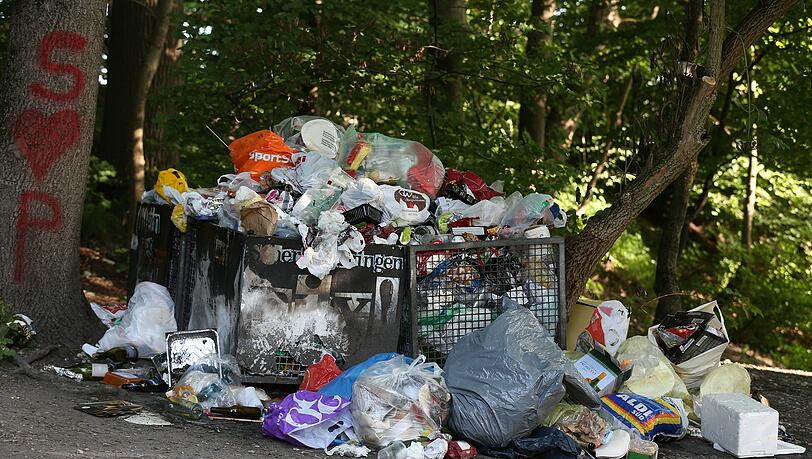 In Gitterboxen türmt sich der Müll. Das meiste bleibt aber einfach in der Landschaft liegen. In Gitterboxen türmt sich der Müll. Das meiste bleibt aber einfach in der Landschaft liegen.