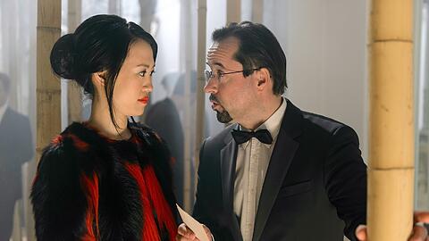 Münsteraner ARD-Tatort "Die chinesische Prinzessin": Professor Boerne (Jan Josef Liefers) kann bei der berühmten Künstlerin Songma (Huichi Chiu) mit passablen Chinesischkenntnissen punkten.