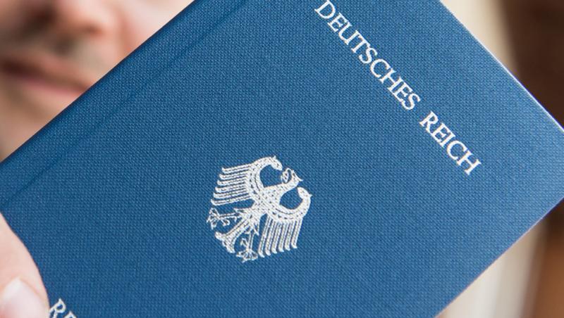 Seehofer verbietet eine Reichsbürger-Gruppe. Seehofer verbietet eine Reichsbürger-Gruppe.