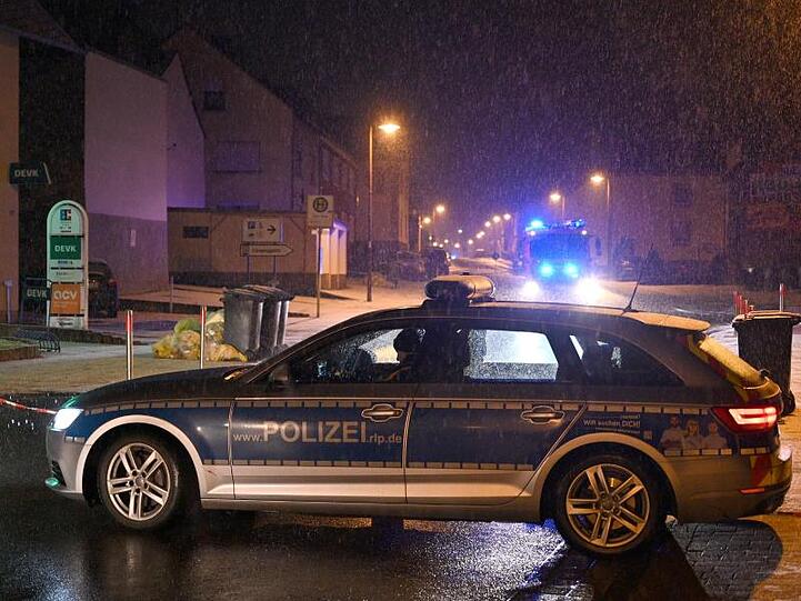 Ein Einsatzfahrzeug der Polizei sperrt im Ort Igel die Zufahrt zu dem Mehrfamilienhaus, in dem in einem Keller Sprengstoff gefunden wurde.