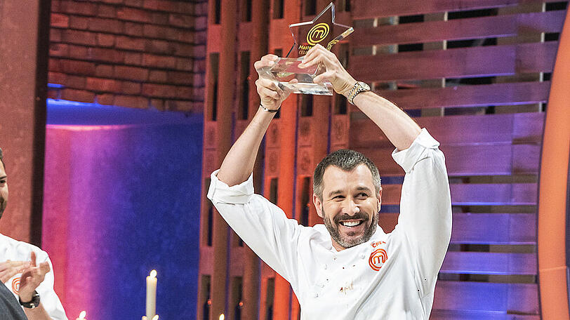 Jochen Schropp freut sich über seinen Sieg bei "MasterChef Celebrity".