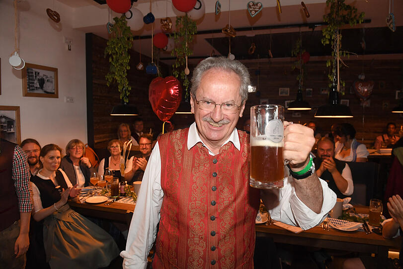 Christian Ude (SPD), Ehrenbürger der Stadt München und ehemaliger Münchner Oberbürgermeister, hält beim Anstich im Schiller Bräu ein Bier in die Höhe.