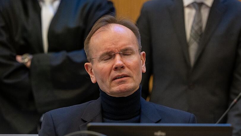 Der frühere Wirecard-Vorstandschef Markus Braun sitzt auf seinem Platz im Gerichtssaal.
