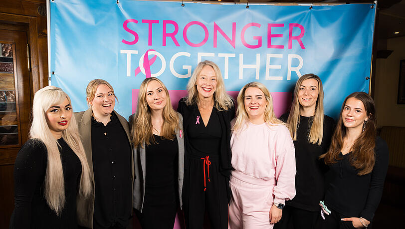 Maxyne Lippert (3.v.r.) feiert im Münchner Hard Roch Cafe den "Pink Yoga Brunch". Maxyne Lippert (3.v.r.) feiert im Münchner Hard Roch Cafe den "Pink Yoga Brunch".