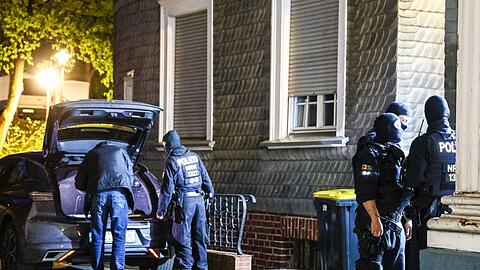 Etwa hier in Hagen waren vermummte und bewaffnete im Einsatz.