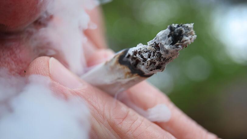Ein 15-jähriger Cannabiskonsument wollte sich laut Polizei nicht kontrollieren lassen – am Ende ist ein Polizist schwer verletzt. (Symbolbild) Ein 15-jähriger Cannabiskonsument wollte sich laut Polizei nicht kontrollieren lassen – am Ende ist ein Polizist schwer verletzt. (Symbolbild)
