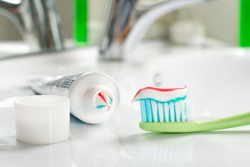Fluoride sind schützende Salze, die Karies vorbeugen. Sie stärken den Zahnschmelz, legen eine Schutzschicht um die Zähne und machen sie widerstandsfähiger gegen Säuren. Das Spurenelement ist in vielen Zahnpasten enthalten, kommt aber auch in Lebensmitteln wie Schwarztee, Hülsenfrüchten und Fisch, wie etwa Sardinen, vor. Fluoride sind schützende Salze, die Karies vorbeugen. Sie stärken den Zahnschmelz, legen eine Schutzschicht um die Zähne und machen sie widerstandsfähiger gegen Säuren. Das Spurenelement ist in vielen Zahnpasten enthalten, kommt aber auch in Lebensmitteln wie Schwarztee, Hülsenfrüchten und Fisch, wie etwa Sardinen, vor.