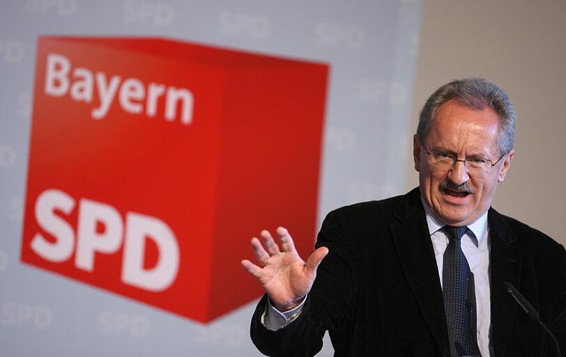 Der SPD-Spitzenkandidat für die bayerische Landtagswahl 2013, Münchens Oberbürgermeister Christian Ude am Samstag auf dem Landesparteitag der bayerischen SPD in Treuchtlingen