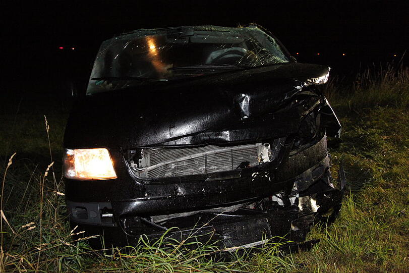 Bei Warngau ist ein Autofahrer bei einem heftigen Frontalcrash ums Leben gekommen. Der Mann wollte überholen und rauschte dabei mit einem anderen Wagen auf der Gegenfahrbahn zusammen.