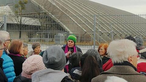 Anna Hanusch (grüne Mütze) an der Paketposthalle.