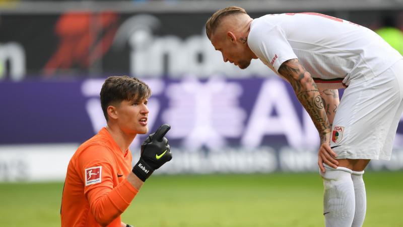 Augsburgs Torwart Gregor Kobel (l) sitzt neben Jonathan Schmid verletzt am Boden. Foto: Arne Dedert Augsburgs Torwart Gregor Kobel (l) sitzt neben Jonathan Schmid verletzt am Boden. Foto: Arne Dedert
