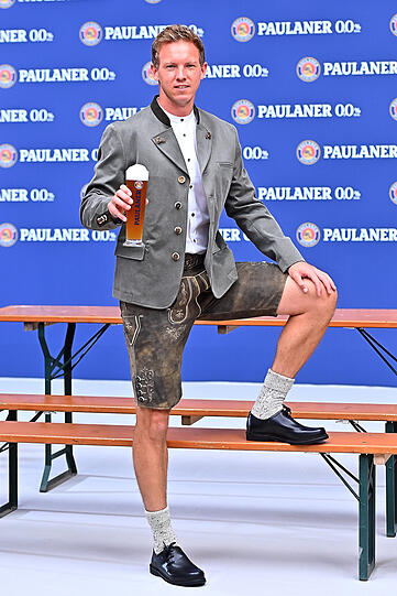 Trainer Julian Nagelsmann posiert mit einem Bier beim FC Bayern München Paulaner  "Lederhosen-Shooting" im Paulaner am Nockherberg.