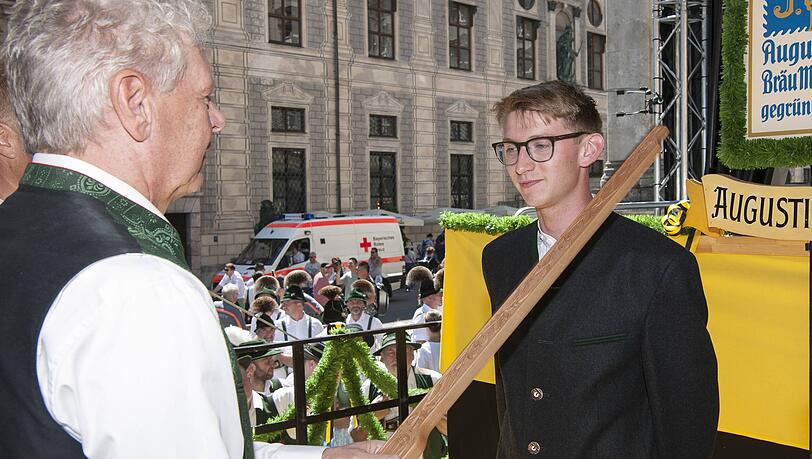 Münchens OB Dieter Reiter mit der hölzernen Ferula bei der Ehrung 2019. (Archivbild) Münchens OB Dieter Reiter mit der hölzernen Ferula bei der Ehrung 2019. (Archivbild)
