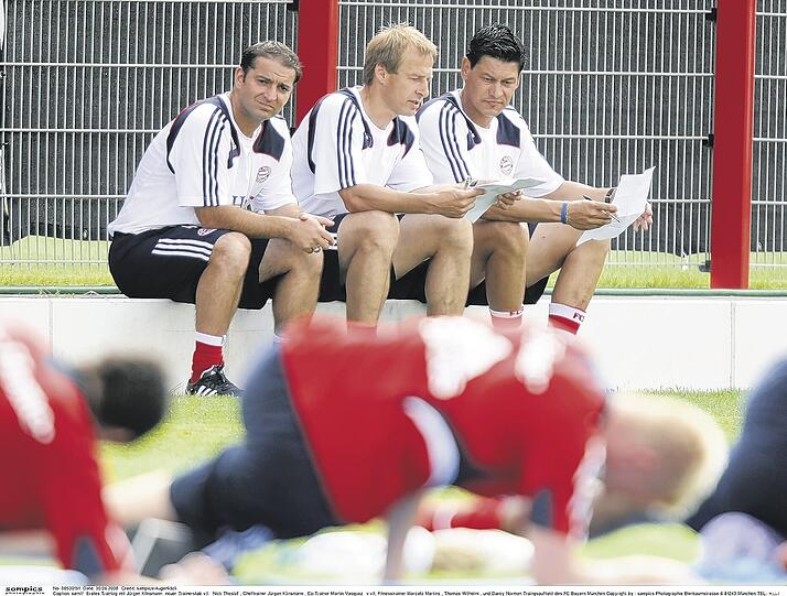 Eingerahmt von zwei seiner neun Assistenten: Jürgen Klinsmann mit Nick Theslof (li.) und Martin Vasquez.