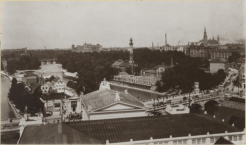 1898/99: Blick vom Turm der II. Kraft- und Arbeitsmaschinenausstellung auf der Kohleninsel. Links im Bild der Kabelsteg. Rechts die Ludwigsbrücke. Das Volksbad (mittig) ist noch im Bau. 1898/99: Blick vom Turm der II. Kraft- und Arbeitsmaschinenausstellung auf der Kohleninsel. Links im Bild der Kabelsteg. Rechts die Ludwigsbrücke. Das Volksbad (mittig) ist noch im Bau.
