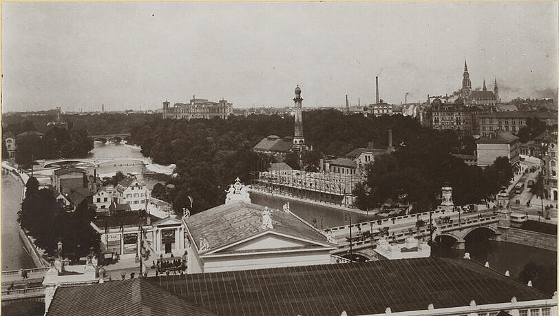 1898/99: Blick vom Turm der II. Kraft- und Arbeitsmaschinenausstellung auf der Kohleninsel. Links im Bild der Kabelsteg. Rechts die Ludwigsbrücke. Das Volksbad (mittig) ist noch im Bau. 1898/99: Blick vom Turm der II. Kraft- und Arbeitsmaschinenausstellung auf der Kohleninsel. Links im Bild der Kabelsteg. Rechts die Ludwigsbrücke. Das Volksbad (mittig) ist noch im Bau.