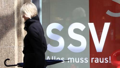 Kundin mit Schirm: Wegen des durchwachsenen Wetters sind die Lager vor dem Sommerschlussverkauf heuer noch recht voll. Kundin mit Schirm: Wegen des durchwachsenen Wetters sind die Lager vor dem Sommerschlussverkauf heuer noch recht voll.