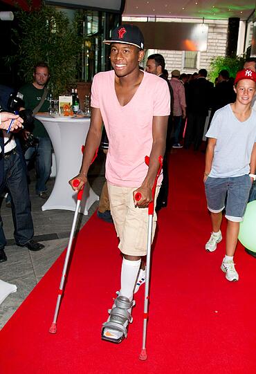 Der verletzte David Alaba kommt auf Krücken
