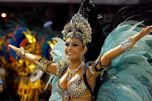 Auch diese Stadt wird jedes Jahr zu einer einzigen ausgelassenen Party - Wenn der Karneval in Rio rockt. Blanke Brüste, Federn, wunderschöne Frauen: Die Tanzschulen am Zuckehut kämpfen stets um die besten Bewertungen. Die heißen Bilder der schönsten Hüftschwünge aus Rio...