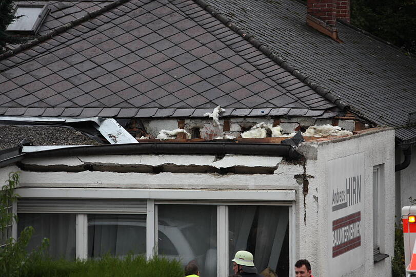 Das marode Hausdach sit in sich zusammengefallen. Bilder vom Feuerwehreinsatz.
