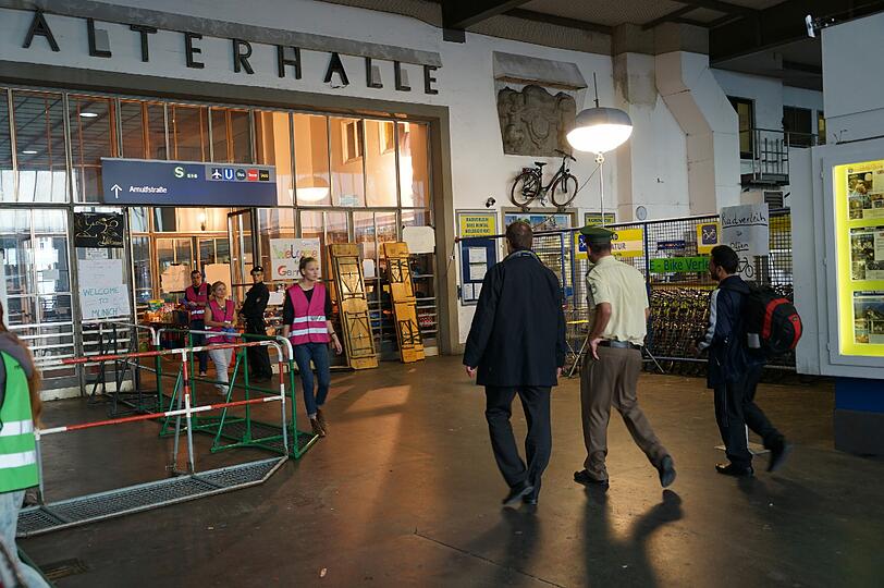 Flüchtlinge und Wiesn-Besucher treffen in München aufeinander, Bilder vom Hauptbahnhof am ersten Tag des Oktoberfests.