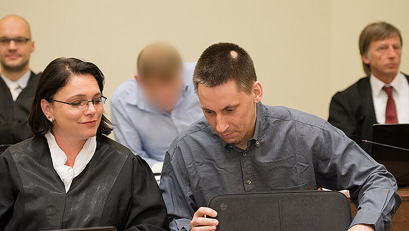 Der mutmaßliche NSU-Terrorhelfer Ralf Wohlleben mit seiner Verteidigerin im Gerichtssaal.