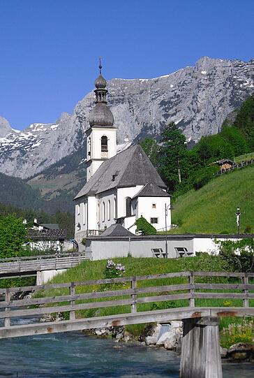 Seit 500 Jahren fast unverändert: Die Pfarrkirche Sankt Sebastian von Ramsau steht für das ursprüngliche Dorfbild der Gemeinde.