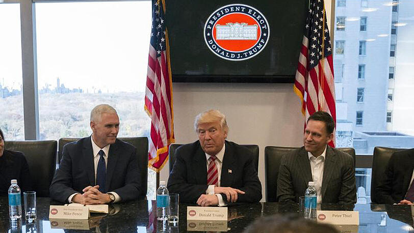 ARCHIV - Der designierte US-Präsident Donald Trump hat sich schon im Dezember 2016 mit Chefs von US-Tech-Unternehmen getroffen.