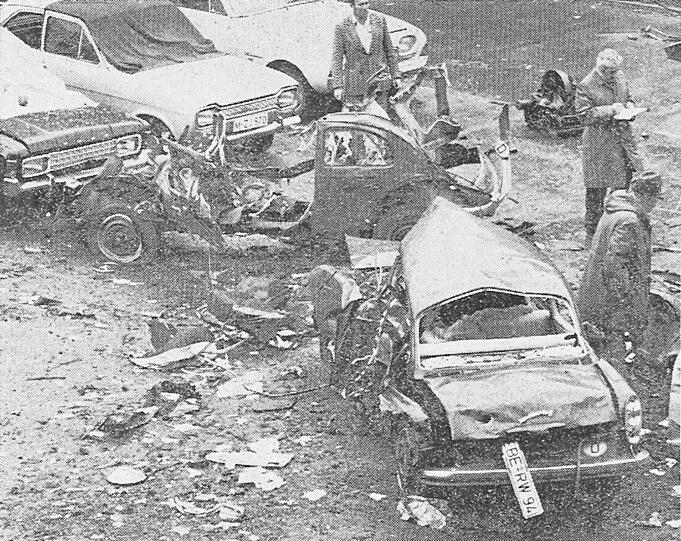 Nur noch ein Blechklumpen: Ein VW inmitten anderer zerstörter Pkw.