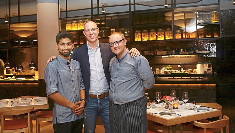Bewirten im Mona (v.l.): Koch Subooh Panta, Florian August und Koch Florian Jungtäubl. Bewirten im Mona (v.l.): Koch Subooh Panta, Florian August und Koch Florian Jungtäubl.