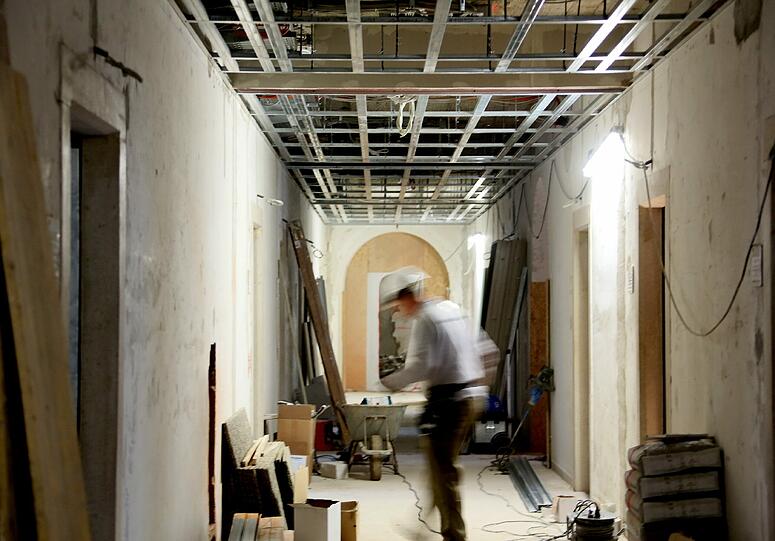 Hier wird das Gebäude an der Kapellenstraße zum neuen Ordinariat umgebaut. Die Bilder von der Baustelle.