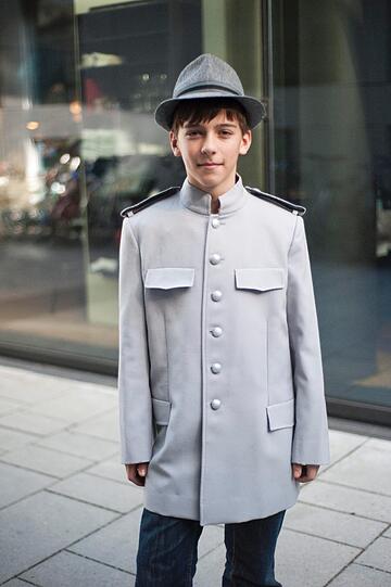 Tobias (13) hat sich eine Uniformsjacke für 60 € gekauft. Er ist U96-Fan, was er sich von seinem Papa abgeschaut hat.