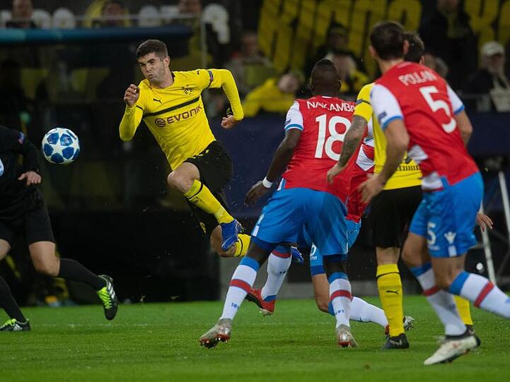 BVB-Profi Christian Pulisic (l) kann nur durch ein Foul gestoppt werden.