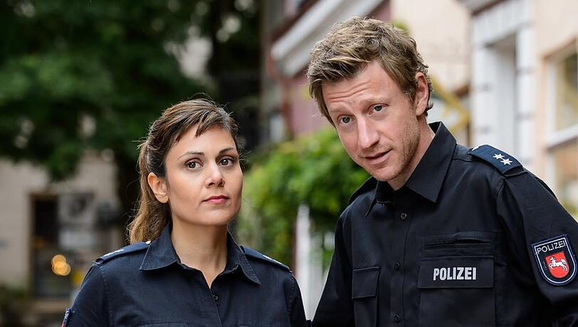 "Friesland: Der Blaue Jan": Die Polizisten Süher Özlügül (Sophie Dal) und Henk Cassens (Maxim Mehmet) versuchen, die Laufwege der "Blauen Jan" nachzuvollziehen.