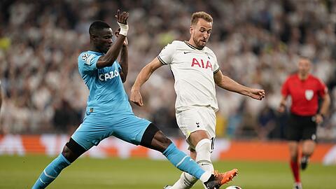 Spurs-Star Harry Kane (r) im Zweikampf mit Eric Bailly von Olympique Marseille.